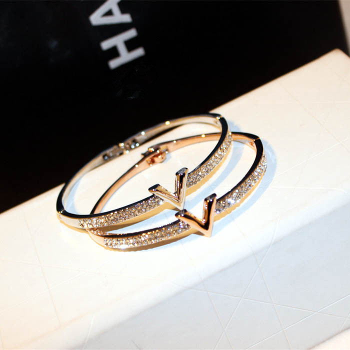 European Brand Letter V Bangle Bracelet Luxury Cubic Zircon Diamond Charms Bangles for Women Party Fine Jewelry Gift
European Brand Letter V Bangle Bracelet Luxury Cubic Zircon Diamond Charms Bangles for Women Party Fine Jewelry Gift