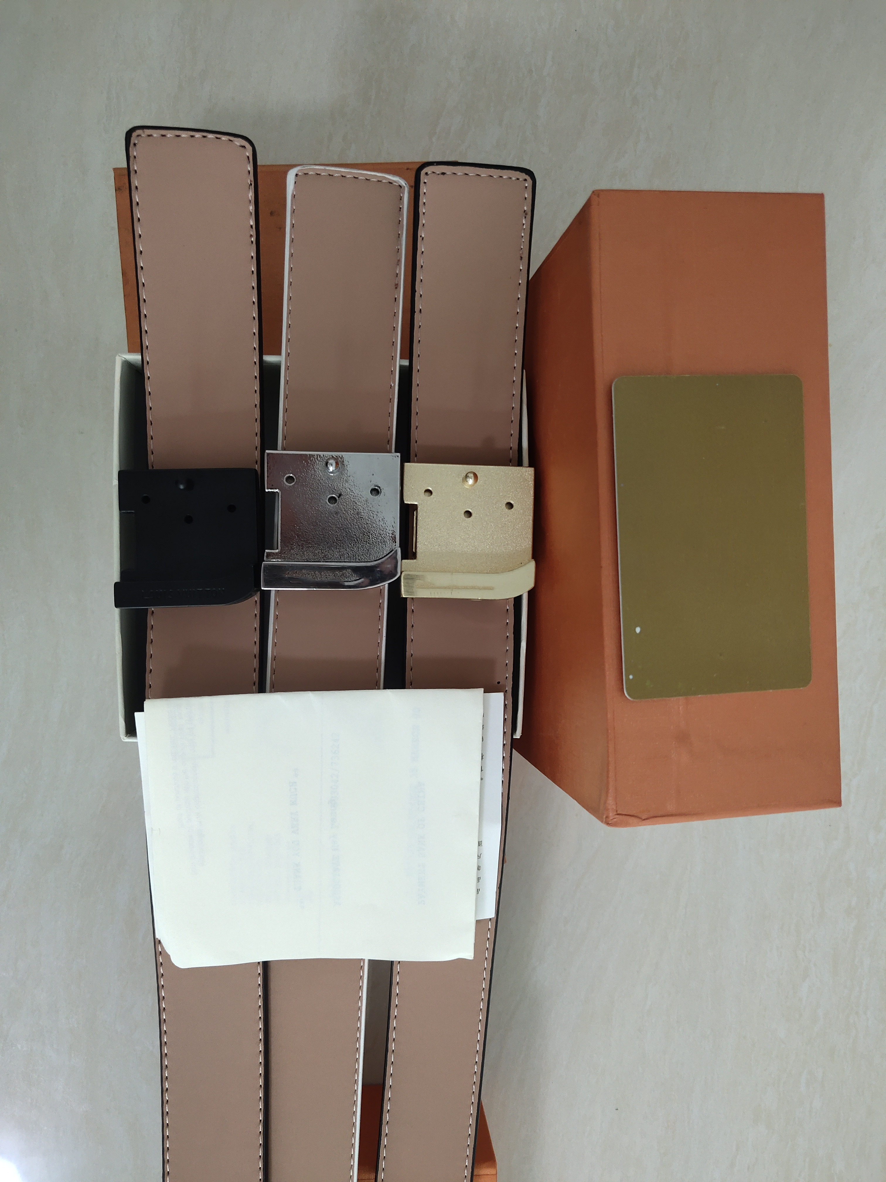 2021 Fashion Big buckle genuine leather belt no box designer men women high quality mens belts, Black;brown
2021 Fashion Big buckle genuine leather belt no box designer men women high quality mens belts, Black;brown