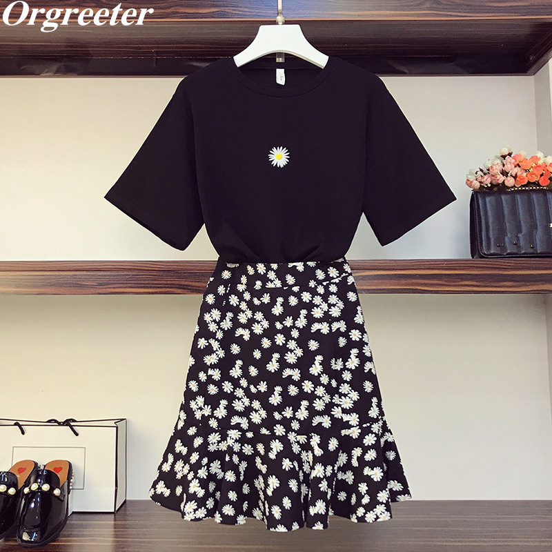 est Casual 2 Piece Set Women Short Sleeve Daisy Embroidery Black/Red Tshirt and Elastic Waist Printted Skirt Sets L-4XL 210525, White
est Casual 2 Piece Set Women Short Sleeve Daisy Embroidery Black/Red Tshirt and Elastic Waist Printted Skirt Sets L-4XL 210525, White