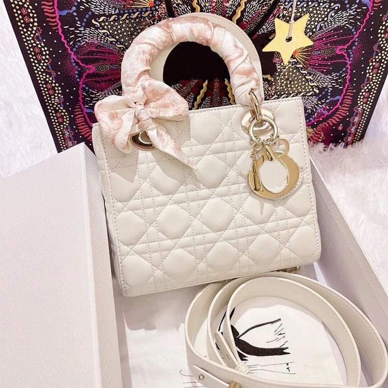 designer women's bag 2021 summer versatile messenger Princess portable Tote Bag Small Xiangfeng Lingge chain
designer women's bag 2021 summer versatile messenger Princess portable Tote Bag Small Xiangfeng Lingge chain