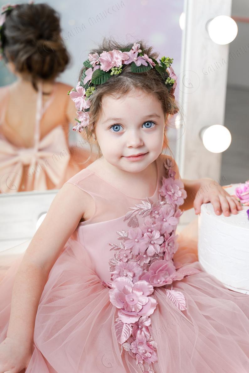 2021 Pink Princess Flower Girls Dresses For Weddings Jewel Neck Lace Appliques With 3D Flowers Tulle Bow Birthday Children Girl Pageant Gowns