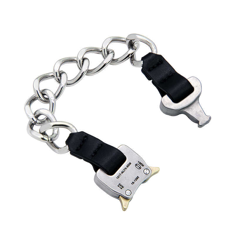 Alyx Metal Sense Embossed Chain High Street Functional Wind Bracelet Tide Brand Safety Buckle Titanium Steel Q0717
Alyx Metal Sense Embossed Chain High Street Functional Wind Bracelet Tide Brand Safety Buckle Titanium Steel Q0717