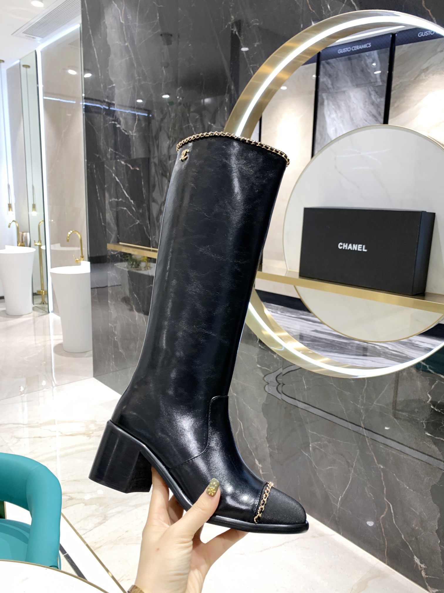 Newest Chnel designer boots fashionable women's shoes fashion metal chain decoration cowhide suede elegant temperament and comfortable, Black
Newest Chnel designer boots fashionable women's shoes fashion metal chain decoration cowhide suede elegant temperament and comfortable, Black