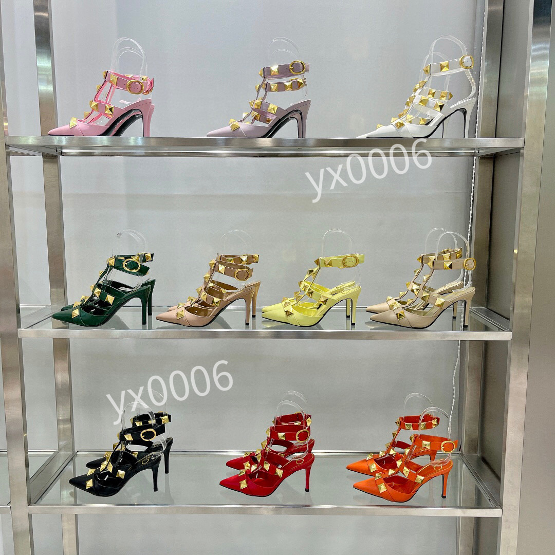 Top quality luxury designer shoes casual sneakers breathable Calfskin with floral embellished rubber outsole White silk sport yh211225, Choose the color
Top quality luxury designer shoes casual sneakers breathable Calfskin with floral embellished rubber outsole White silk sport yh211225, Choose the color