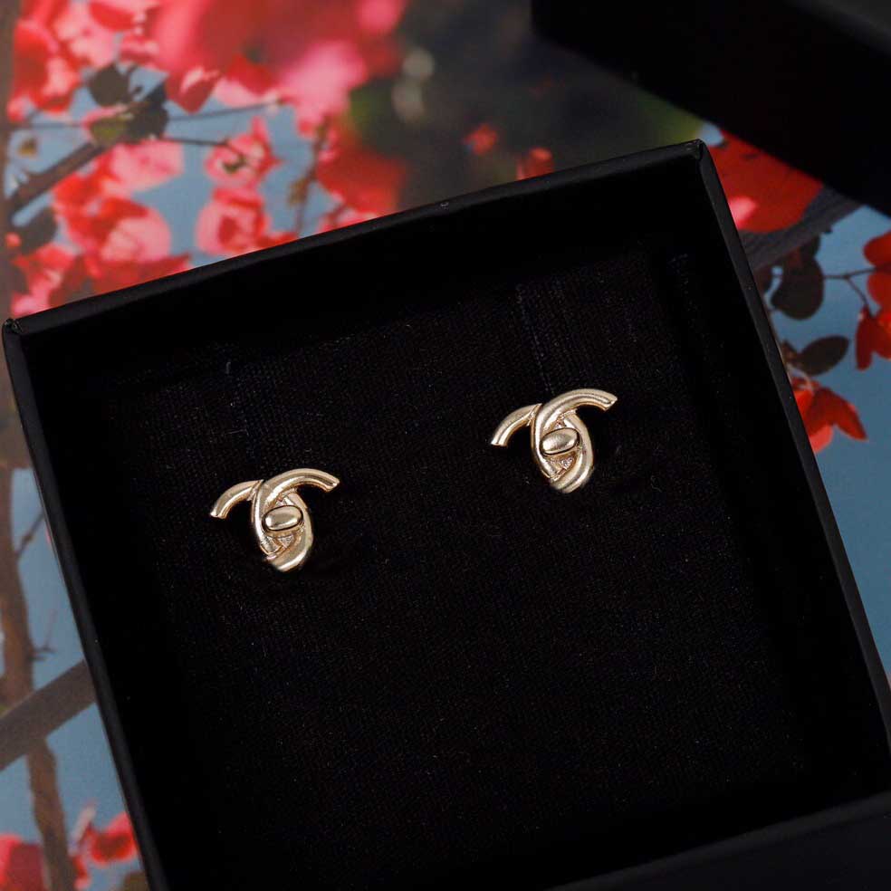 2022 Simple design charm stud earring in light 18k gold plated for women wedding engagment jewelry gift have box S3074
2022 Simple design charm stud earring in light 18k gold plated for women wedding engagment jewelry gift have box S3074
