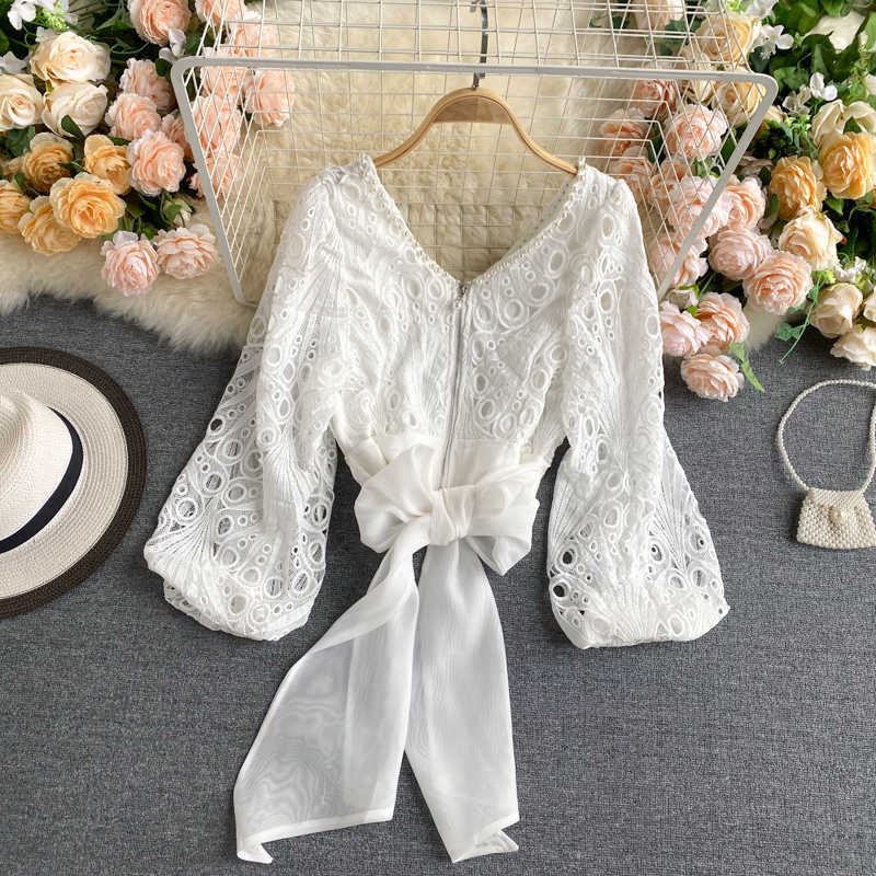 Court Women Hollowed-out Lace Long Sleeve High Waist Short Tops Lady Fashion Elegant Bead Shirt Korean Clothing Blouse P518 210527