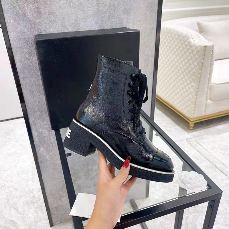 2021 designer womens fashion boots leather and nylon fabric boots women boot Martin desert Boots winter Sneakers Size 35-40, Black
2021 designer womens fashion boots leather and nylon fabric boots women boot Martin desert Boots winter Sneakers Size 35-40, Black