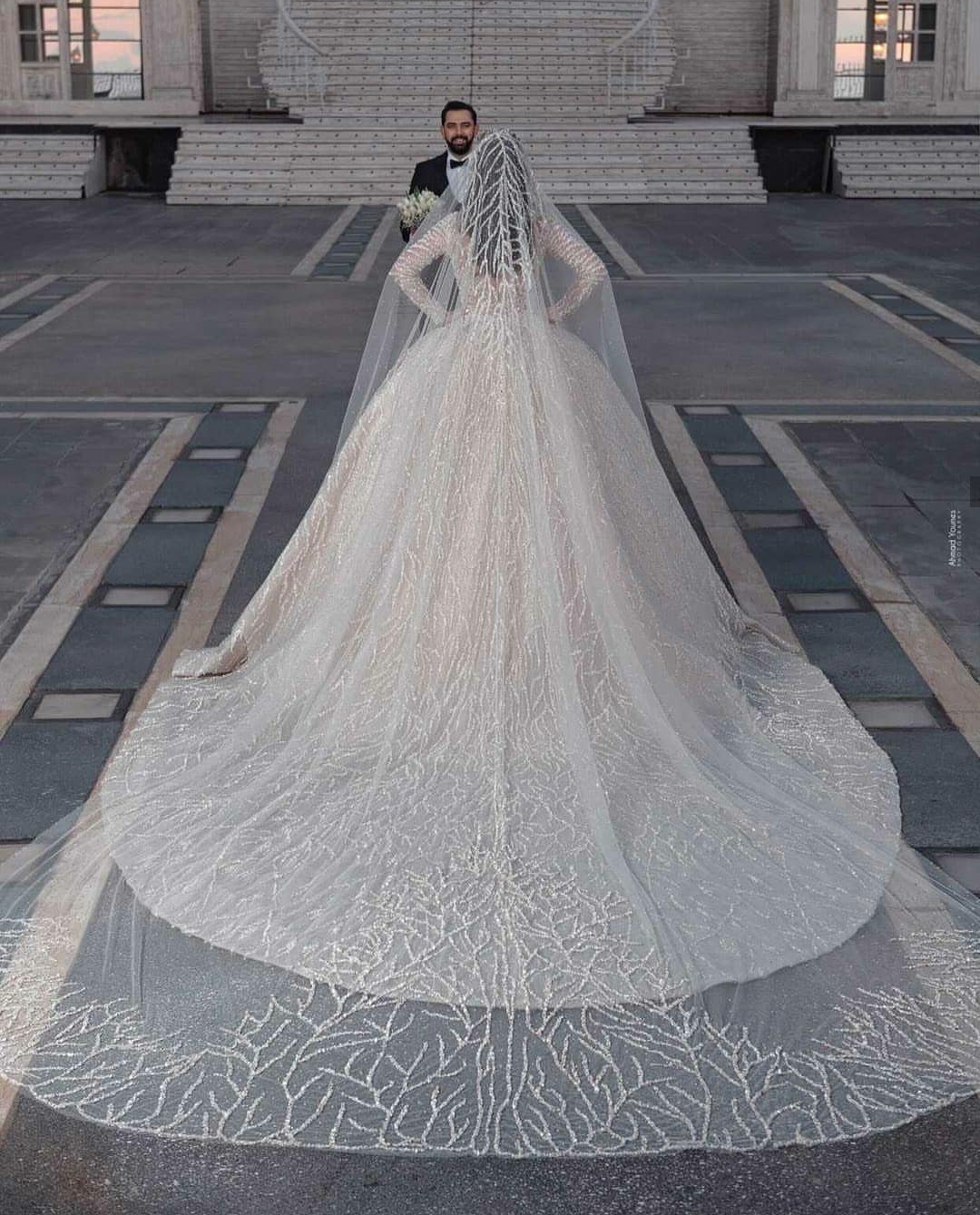 Arabic Stunning Sequined Wedding Dresses Long Sleeves Bridal Gowns Plus Size V Neck Illusion vestido de novia