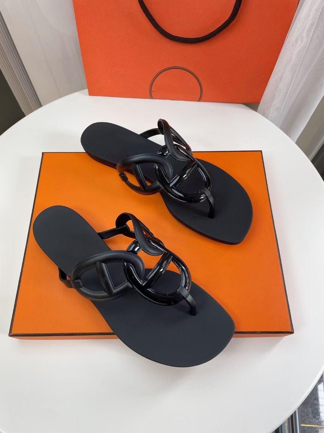 Luxury designer slides 2022 flip-flops Slippers short heel French temperament net celebrity flat two cm pinch niche sandals female trend size 35-41, Black
Luxury designer slides 2022 flip-flops Slippers short heel French temperament net celebrity flat two cm pinch niche sandals female trend size 35-41, Black