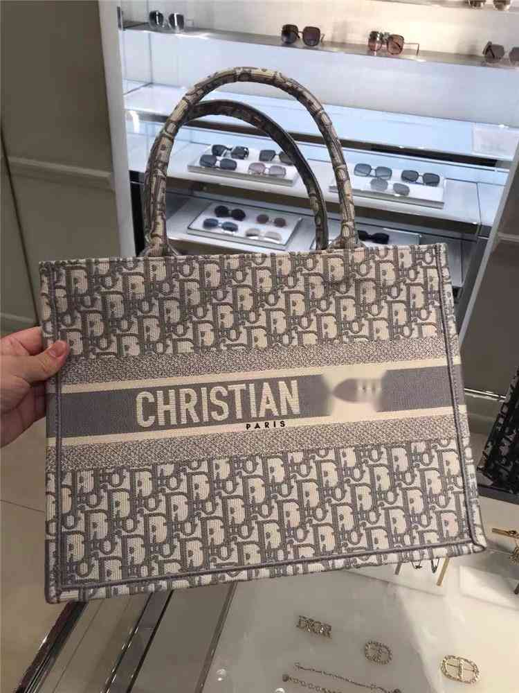 Women Luxurys Designer Handbags Christian do Book Tote Tote Shopping Embroidered Canvas Single Shoulder Hand
Women Luxurys Designer Handbags Christian do Book Tote Tote Shopping Embroidered Canvas Single Shoulder Hand