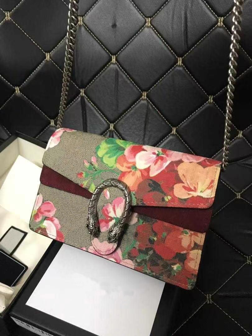 Fashion Hot sold classic style Women mini wallet with box Top quality Luxurys designer keychain Crossbody bags leather letter tote bag singl, Red;black
Fashion Hot sold classic style Women mini wallet with box Top quality Luxurys designer keychain Crossbody bags leather letter tote bag singl, Red;black