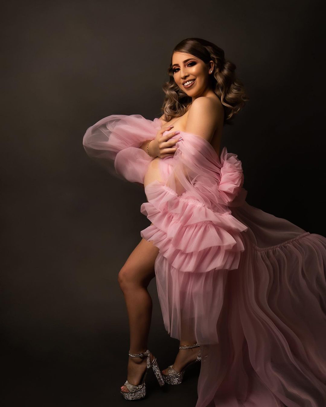 Elegant Pink Maternity Sleepwear for Photoshoot Tulle Bathrobe Sexy Off Shoulder Long Sleeve Tiered Ruffles Prom Dress