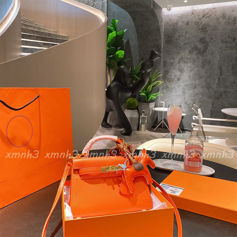 Fashion Handbag 2021 Designer Shoulder Bag with Silk Scarf Cartoon Decoration Luxury Totes Hardware Lock 20cm, This item is not for sale
Fashion Handbag 2021 Designer Shoulder Bag with Silk Scarf Cartoon Decoration Luxury Totes Hardware Lock 20cm, This item is not for sale