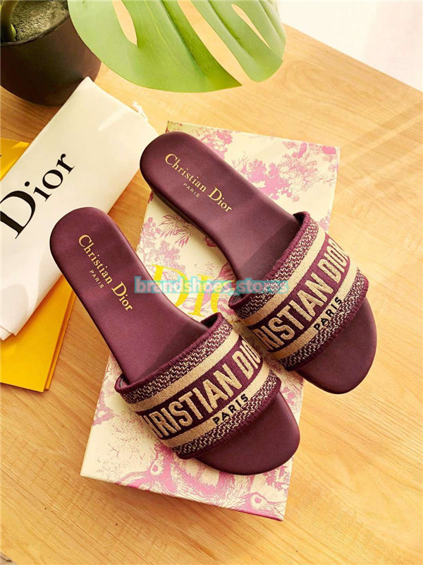 DIOR Women Sandals Slippers Embroidery Christianes Designers Slides Sandal Flip Flops Striped Beach Leather Rubber Flower Slipper Loafers 2021 With Box 35-41, More style contact us
DIOR Women Sandals Slippers Embroidery Christianes Designers Slides Sandal Flip Flops Striped Beach Leather Rubber Flower Slipper Loafers 2021 With Box 35-41, More style contact us