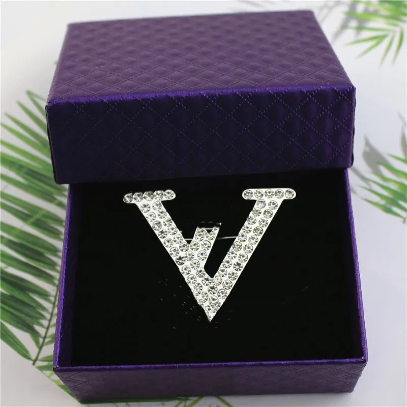 2021 Korean Fashion Dress Crystal High-end Letter Pins, Brooches Accessories Jewelry Unisex Factory Wholesale Fast Delivery, Gray
2021 Korean Fashion Dress Crystal High-end Letter Pins, Brooches Accessories Jewelry Unisex Factory Wholesale Fast Delivery, Gray