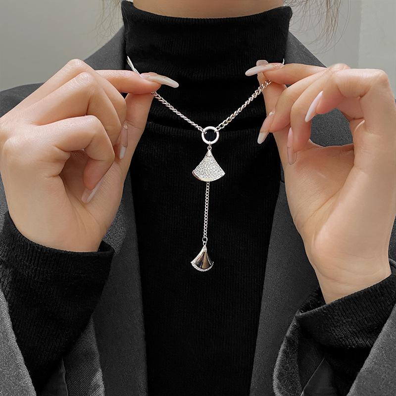 Pendant Necklaces French Romantic Fan-Shaped Long Sweater Chain Autumn Winter Simple Temperament Women Light Luxury Niche Clavicle, Silver
Pendant Necklaces French Romantic Fan-Shaped Long Sweater Chain Autumn Winter Simple Temperament Women Light Luxury Niche Clavicle, Silver