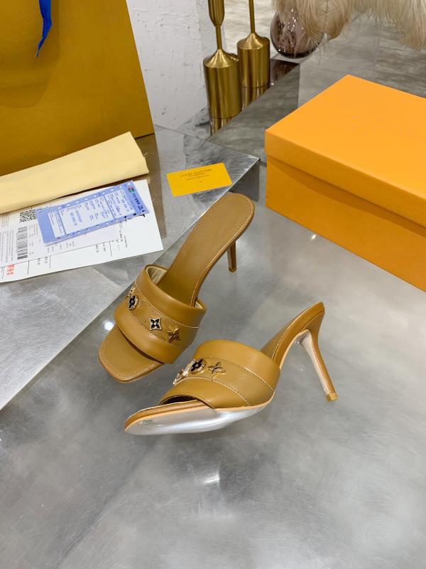 French sandals Slippers women 2021 models temperament square toe casual all-match fashion thick heel slipperss women's summer wear high heel
French sandals Slippers women 2021 models temperament square toe casual all-match fashion thick heel slipperss women's summer wear high heel