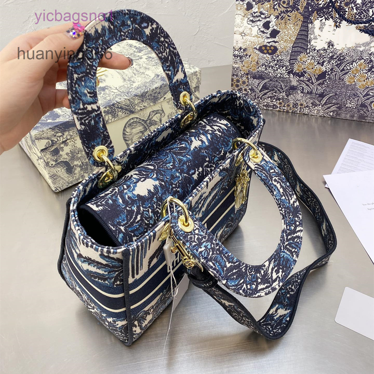 Brand D Bags Women Medium Lite Bag Letter Embroidered Shoulder Strap Tote Handle Gold-finish Metal Fashion esigner Lady Zipper Pocket Fabi, Black
Brand D Bags Women Medium Lite Bag Letter Embroidered Shoulder Strap Tote Handle Gold-finish Metal Fashion esigner Lady Zipper Pocket Fabi, Black