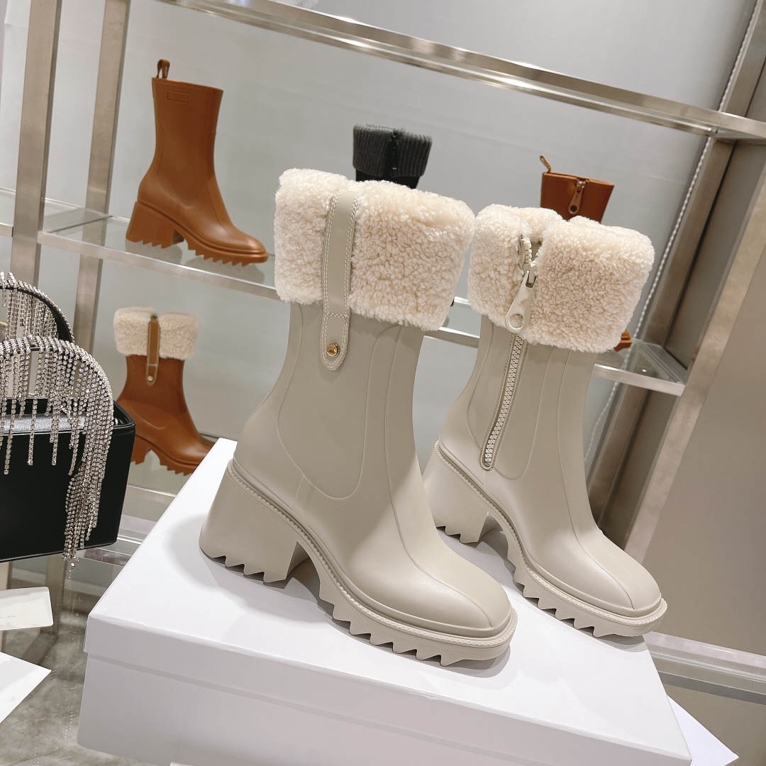 2021 latest PVC high heel rain boots classic leather boot style ladies platform high heels size 35-40
2021 latest PVC high heel rain boots classic leather boot style ladies platform high heels size 35-40