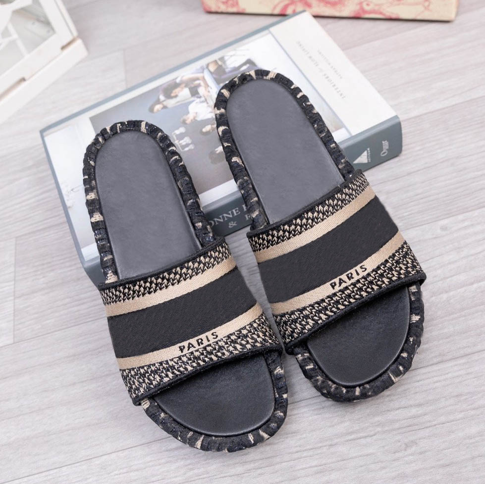 women Heightening Thick soled slipper sandal Flip Flops striped Beach causal with Box large size top quality
women Heightening Thick soled slipper sandal Flip Flops striped Beach causal with Box large size top quality