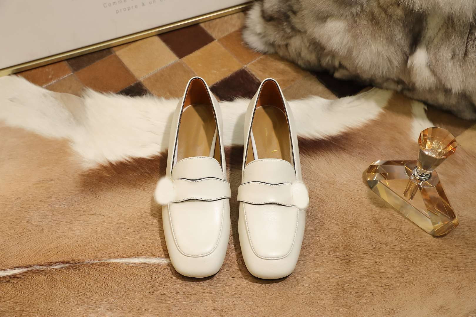 designer shoes logo brand latest fashion women leather material shows luxury and elegance classic 2.5cm high heel size among 34-40, Black
designer shoes logo brand latest fashion women leather material shows luxury and elegance classic 2.5cm high heel size among 34-40, Black