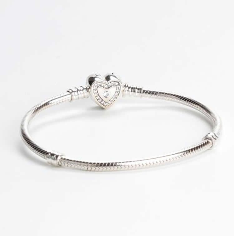 100% Fashion Romantic 925 Sterling Silver bracelet Bangle with LOGO Engraved for 016 European Charms and Give your girlfriend a gift 
100% Fashion Romantic 925 Sterling Silver bracelet Bangle with LOGO Engraved for 016 European Charms and Give your girlfriend a gift
