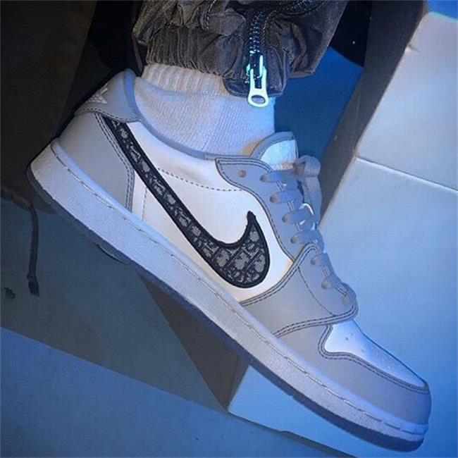 High Top ÃJ1 Air Dìòr Oblique Racer Triple S KAWS Decorat Low Luxurys Baskets Hommes Chaussures Fashion Sneakers Men Women Running Shoes 3195
High Top ÃJ1 Air Dìòr Oblique Racer Triple S KAWS Decorat Low Luxurys Baskets Hommes Chaussures Fashion Sneakers Men Women Running Shoes 3195