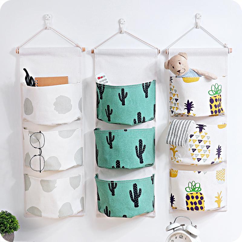 Storage Bags Creative Three Pocket Bag Bedroom Wall Groceries Cosmetics Key Organizer Polyester Cotton Material Waterproof
Storage Bags Creative Three Pocket Bag Bedroom Wall Groceries Cosmetics Key Organizer Polyester Cotton Material Waterproof