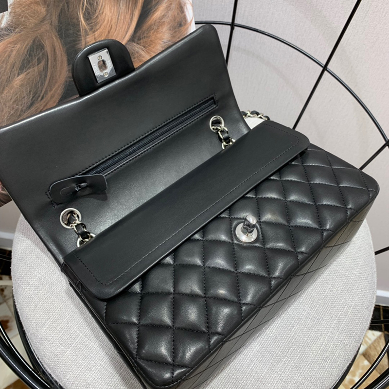 The new series diamond lattice bag 1100 The manual go line Match with the same color lining delicate Interior Slot Pocket Genuine Leather
The new series diamond lattice bag 1100 The manual go line Match with the same color lining delicate Interior Slot Pocket Genuine Leather