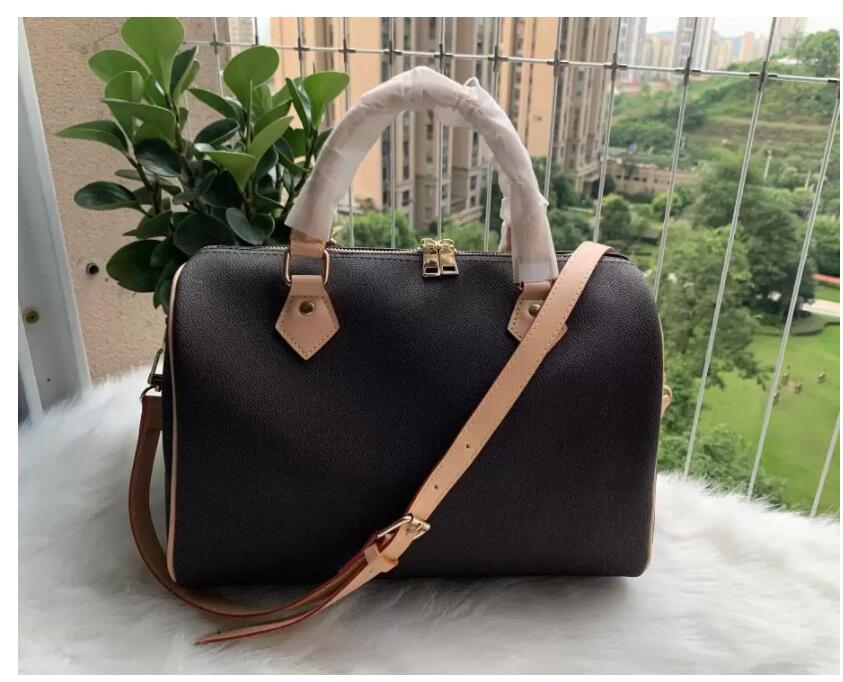 Luxurys Designers Bags 2022 New brand Tote Bag limited edition Boston Pillow Bag for women and mens leather messenger package crossbody bags totes
Luxurys Designers Bags 2022 New brand Tote Bag limited edition Boston Pillow Bag for women and mens leather messenger package crossbody bags totes
