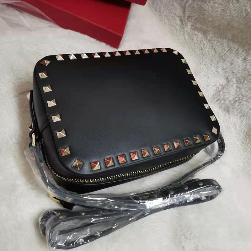 2021 Luxurys designers clutch bag Gold Rivet Handbags Fla tote Small black square crossbody bags camera bagred nude Pink red colors Women Me
2021 Luxurys designers clutch bag Gold Rivet Handbags Fla tote Small black square crossbody bags camera bagred nude Pink red colors Women Me