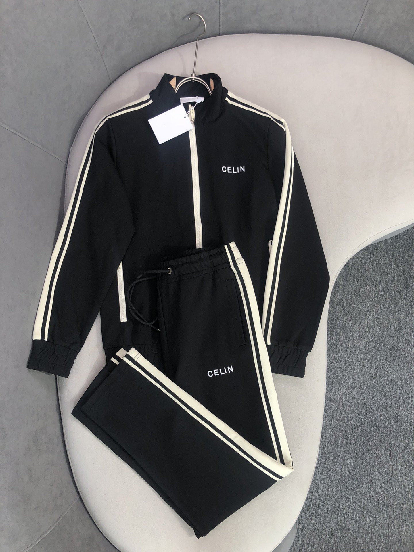 The new mens designer tracksuit for fall and winter fashion monogrammed embroidered zip up collar Cardigan men luxury black leisure sports tracksuit
The new mens designer tracksuit for fall and winter fashion monogrammed embroidered zip up collar Cardigan men luxury black leisure sports tracksuit