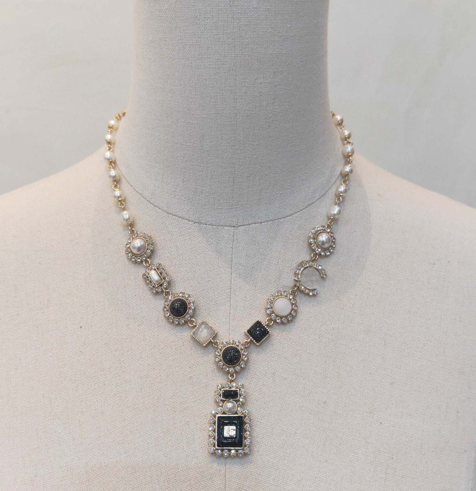 2022 Top quality pendant necklace bottle shape with diamond and shell square design for women wedding jewelry gift have box stamp PS7122
2022 Top quality pendant necklace bottle shape with diamond and shell square design for women wedding jewelry gift have box stamp PS7122