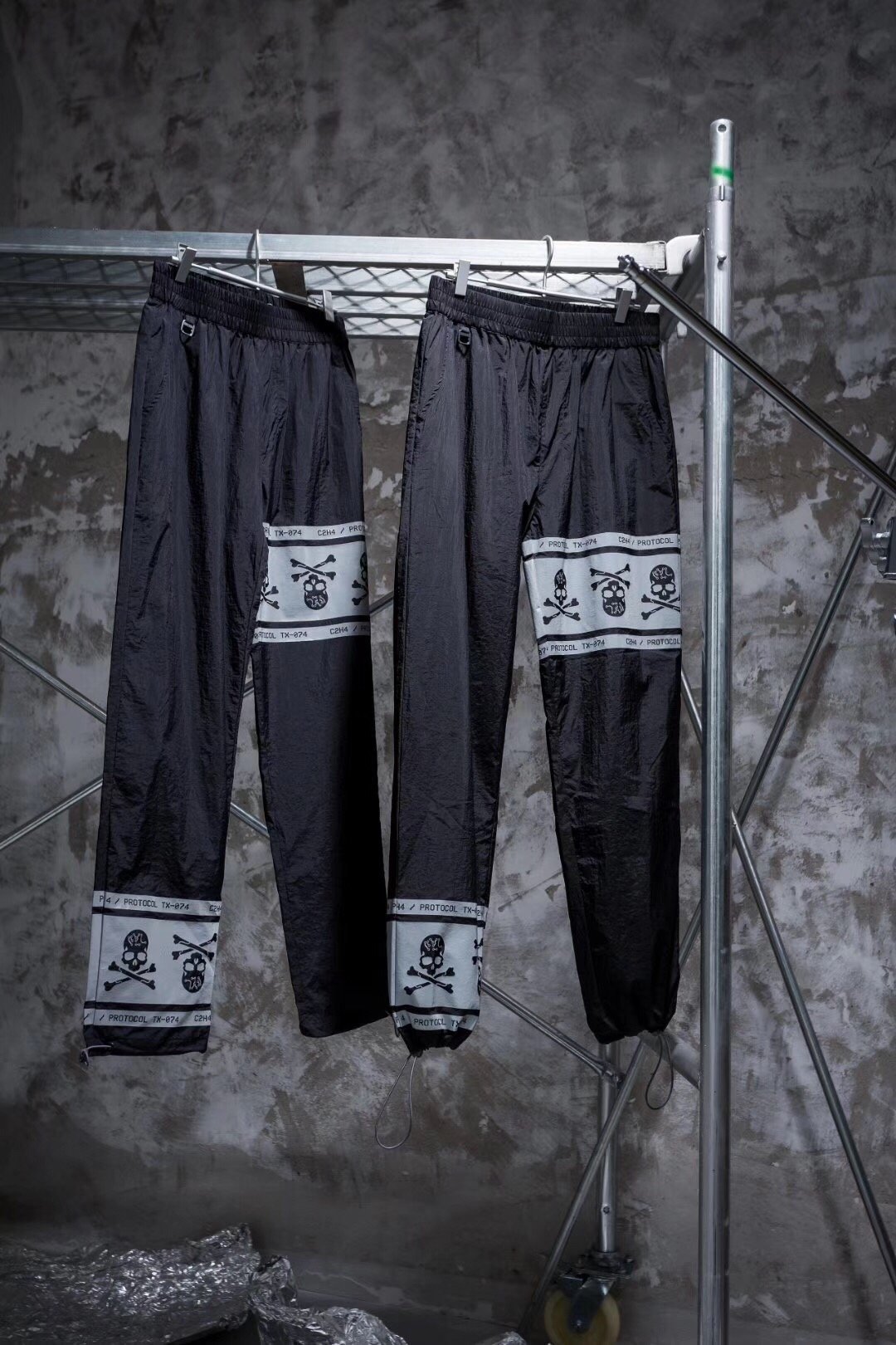 C2h4 Co Branded Mmj Skull Dark Print 3m Reflective Mastermind Limited Japan Casual Pants, Black
C2h4 Co Branded Mmj Skull Dark Print 3m Reflective Mastermind Limited Japan Casual Pants, Black