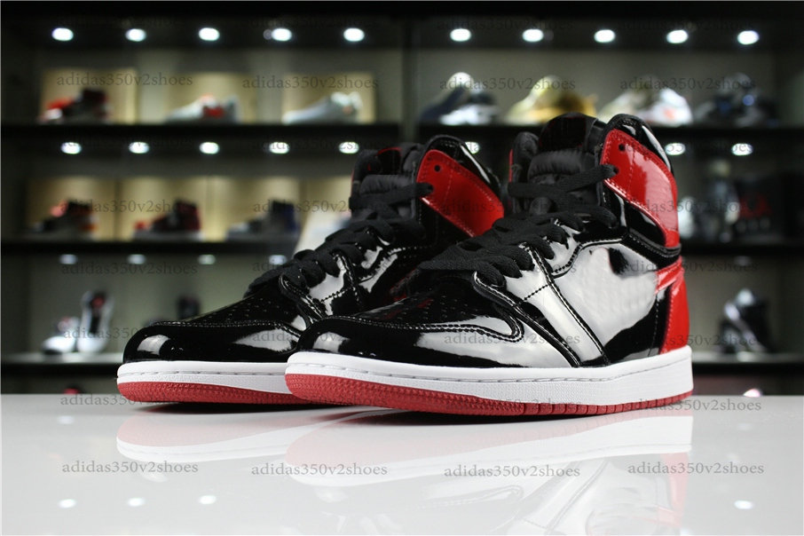 1 High Black Bred Patent Leather Basketball Shoe UNC Metallic Gold Fearless 1s White Varsity Red Designer Men Womens Trainer Sports Sneakers, White;red
1 High Black Bred Patent Leather Basketball Shoe UNC Metallic Gold Fearless 1s White Varsity Red Designer Men Womens Trainer Sports Sneakers, White;red