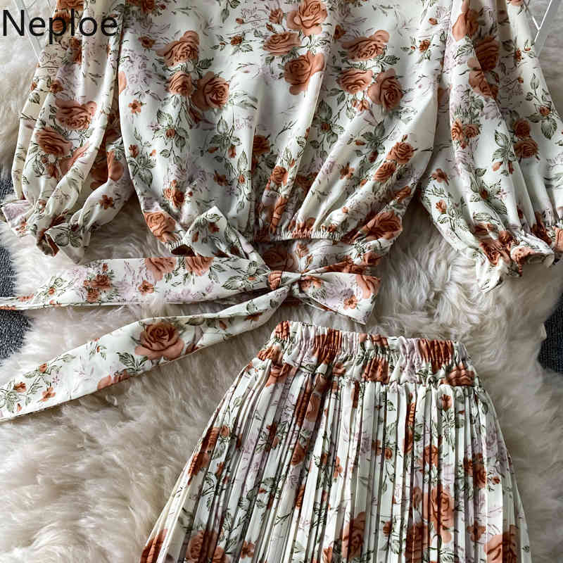 Neploe Summer Floral Suit Two Piece Outfits for Women V-neck Shirt Crop Tops Pleated Wide Leg Pnats Femme Roupas 2 Piece Set 210422