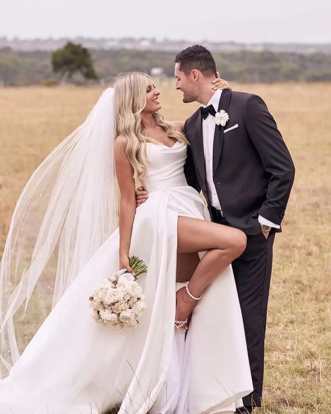 2022 Ivory Side Split Wedding Dresses Strapless Neck Bridal Gowns Plus Size A Line Sweep Train Satin Vestido de Novia Robe Mariee