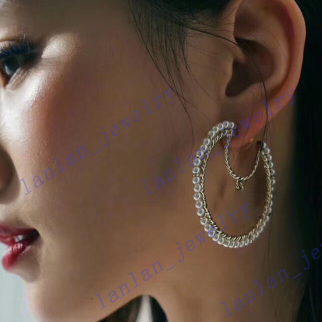 Pearl Studs Designer Jewelry Classic Letter Logo Moon Shape Hoop Earrings 925 Silver Needle With Box, Golden;silver
Pearl Studs Designer Jewelry Classic Letter Logo Moon Shape Hoop Earrings 925 Silver Needle With Box, Golden;silver