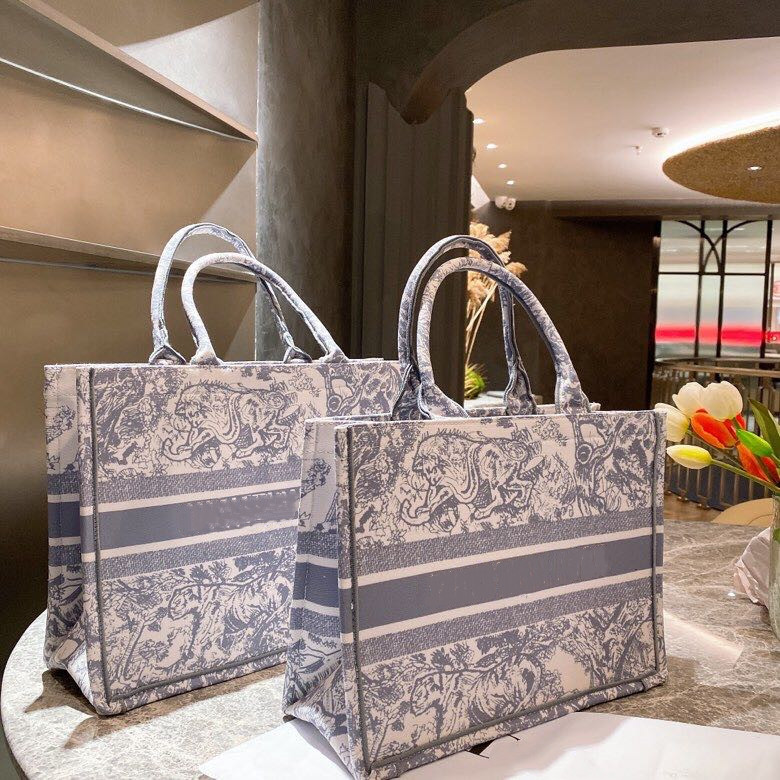 2021 latest embroidered tiger pattern large capacity handbag luxury big brand shopping hand handmade double-sided flower, Black
2021 latest embroidered tiger pattern large capacity handbag luxury big brand shopping hand handmade double-sided flower, Black