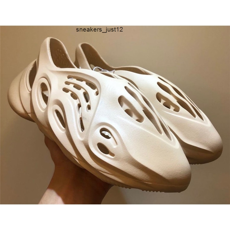 2020 Release Kanye Sandals Shoes Foam Runner Triple Black White Red Bone Resin Desert Sand Earth Brown Men Women Beach Slippers With Box
2020 Release Kanye Sandals Shoes Foam Runner Triple Black White Red Bone Resin Desert Sand Earth Brown Men Women Beach Slippers With Box