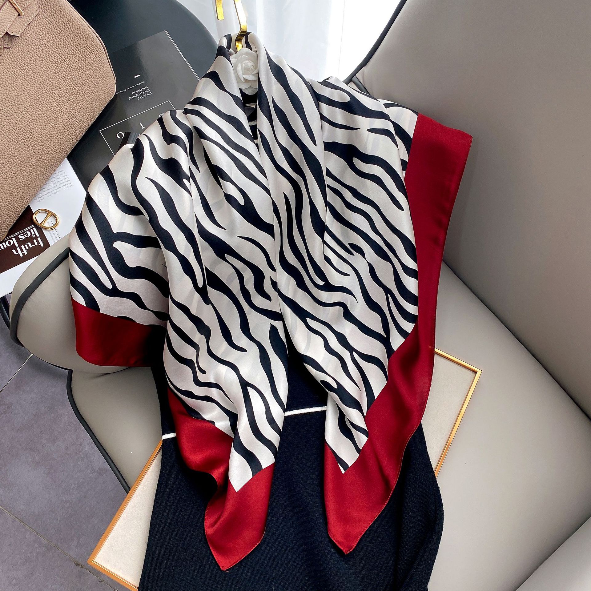 Silk Scarf Classic Striped Scarf Printing Real Silk Scarf Autumn and Winter New Versatile Mulberry Silk Decorative Womens Square No. 5
Silk Scarf Classic Striped Scarf Printing Real Silk Scarf Autumn and Winter New Versatile Mulberry Silk Decorative Womens Square No. 5