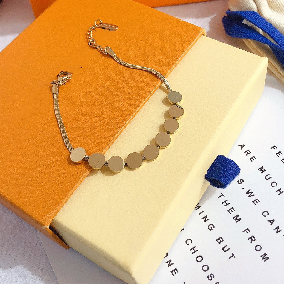 luxury jewelry Love bracelet women leather designer braceltes with brand logo high-end elegant four leaf flowers pattern couple, Golden;silver
luxury jewelry Love bracelet women leather designer braceltes with brand logo high-end elegant four leaf flowers pattern couple, Golden;silver