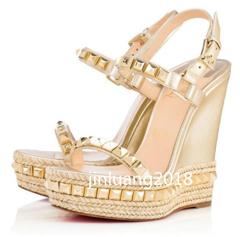20 Famous Ladies Red Bottom Wedge Cataclou Sandals Gold Patent Leather Studded Ladies Ankle Strap Women's Pumps Party Dress EU35-42,With Box, 1.1 high quality + box
20 Famous Ladies Red Bottom Wedge Cataclou Sandals Gold Patent Leather Studded Ladies Ankle Strap Women's Pumps Party Dress EU35-42,With Box, 1.1 high quality + box