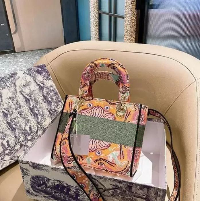 21FW cross body bags designer tote Canvas shopping handbag with classic lettered embroidered shoulder bags high quality women wallet lady d-lite bag gexiongbags, Box
21FW cross body bags designer tote Canvas shopping handbag with classic lettered embroidered shoulder bags high quality women wallet lady d-lite bag gexiongbags, Box