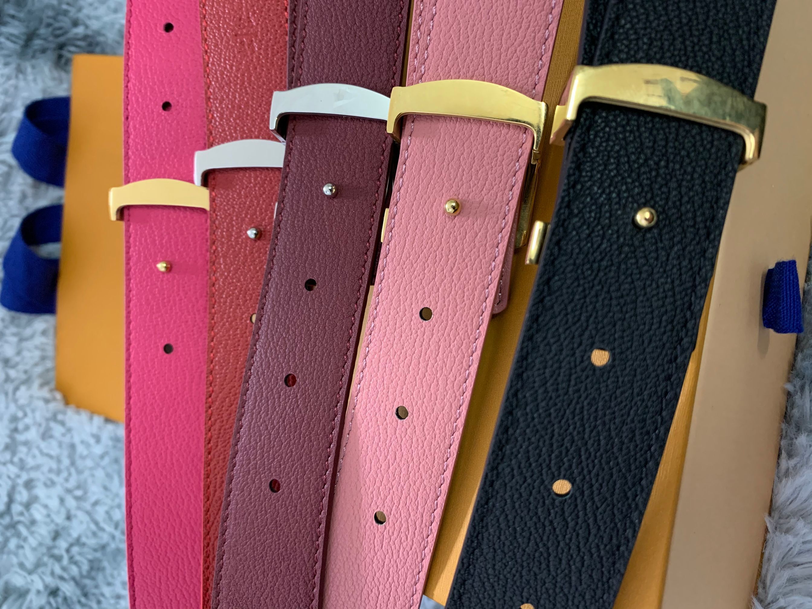 Classic quality 5 colors 3 widths genuine leather belt with box men women gold silver buckle belts A13, Black;brown
Classic quality 5 colors 3 widths genuine leather belt with box men women gold silver buckle belts A13, Black;brown