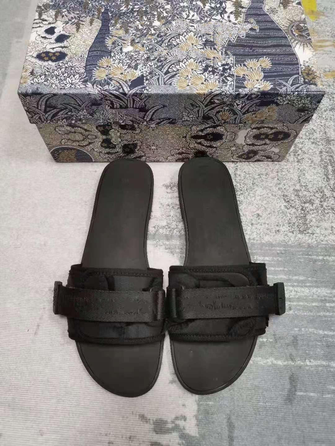 2021 Women Sandals Hollow out logo Flat Slippers Sandal Studded Girl Shoes Jelly Platform Slides Lady Flip Flops with Box 35-43 0524, Black
2021 Women Sandals Hollow out logo Flat Slippers Sandal Studded Girl Shoes Jelly Platform Slides Lady Flip Flops with Box 35-43 0524, Black