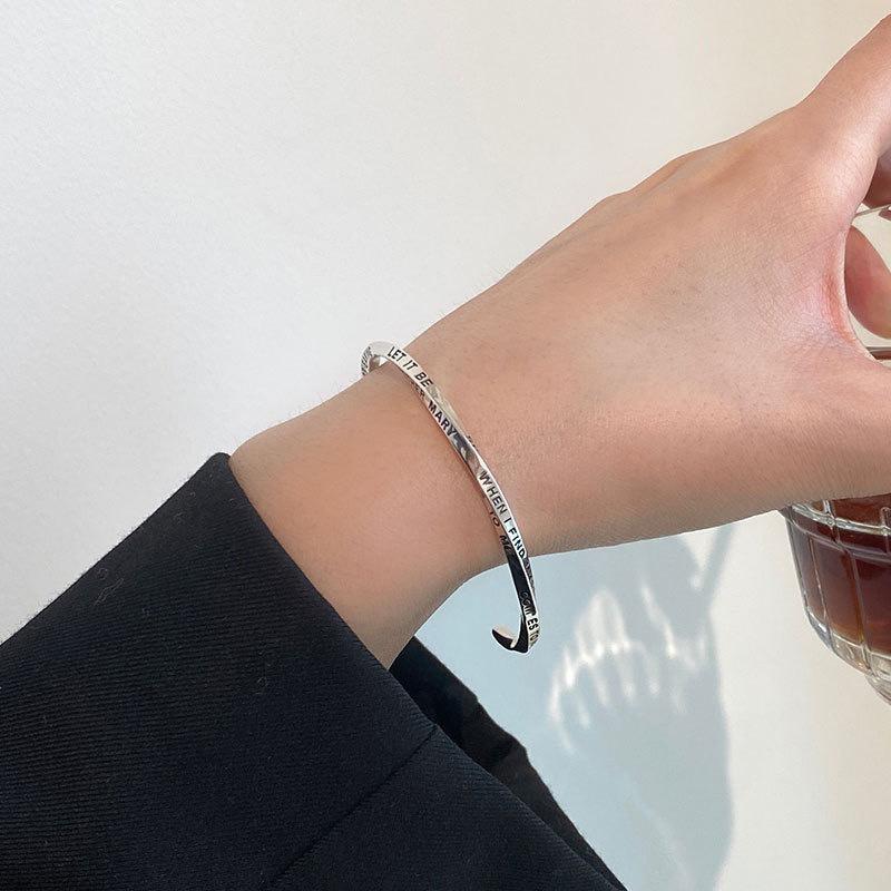 Bangle FMILY Minimalist 925 Sterling Silver Personality Mobius Letter Bracelet Retro Fashion Hip Hop Punk Jewelry For Girlfriend Gift
Bangle FMILY Minimalist 925 Sterling Silver Personality Mobius Letter Bracelet Retro Fashion Hip Hop Punk Jewelry For Girlfriend Gift