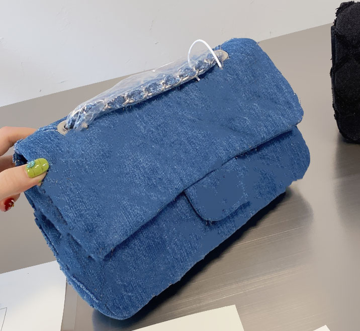 Designer-2021 Female Cross Body Messenger Bag Denim Chest Handbag High Quality Diamond Lattice Hardware Chain Shoulder Canvas brand 888, 2 size16*12
Designer-2021 Female Cross Body Messenger Bag Denim Chest Handbag High Quality Diamond Lattice Hardware Chain Shoulder Canvas brand 888, 2 size16*12