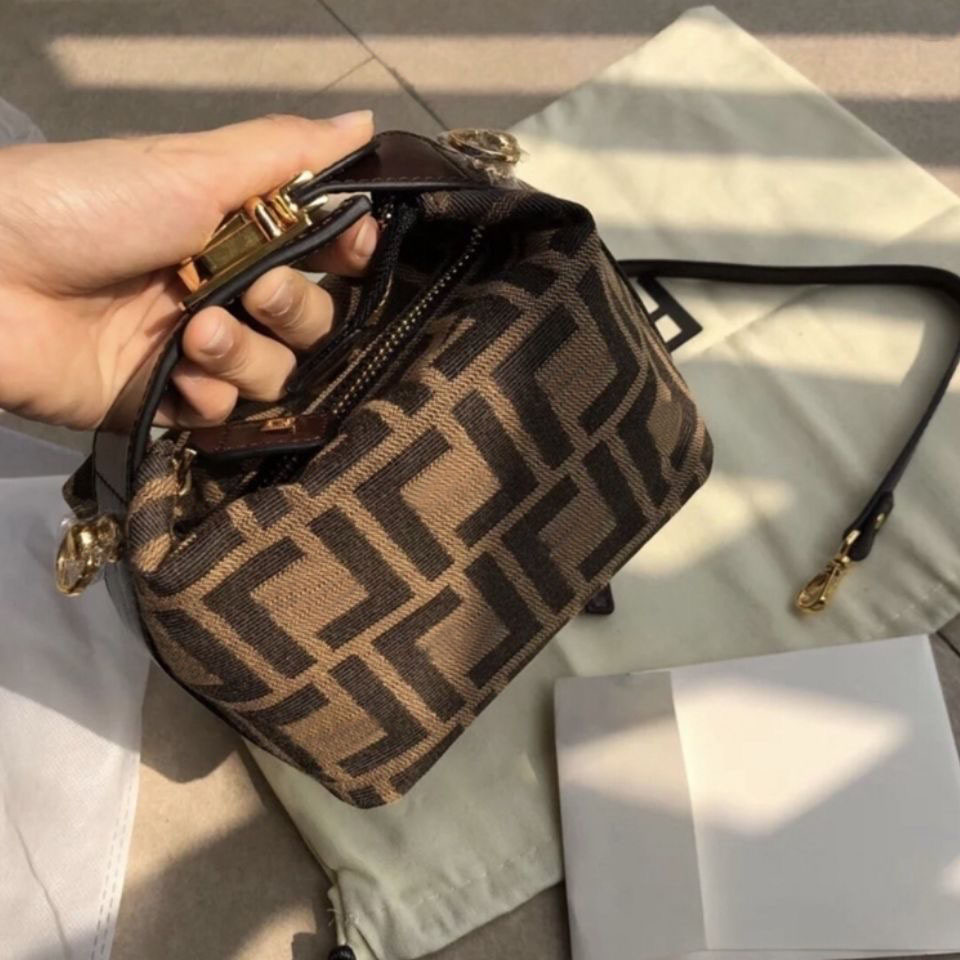 Designer Luxury Handbags Purses Women Shoulder bag Genuine Leather with Houndstooth Fabric CrossBodybag Saddle Handbag High Quality, Brown
Designer Luxury Handbags Purses Women Shoulder bag Genuine Leather with Houndstooth Fabric CrossBodybag Saddle Handbag High Quality, Brown