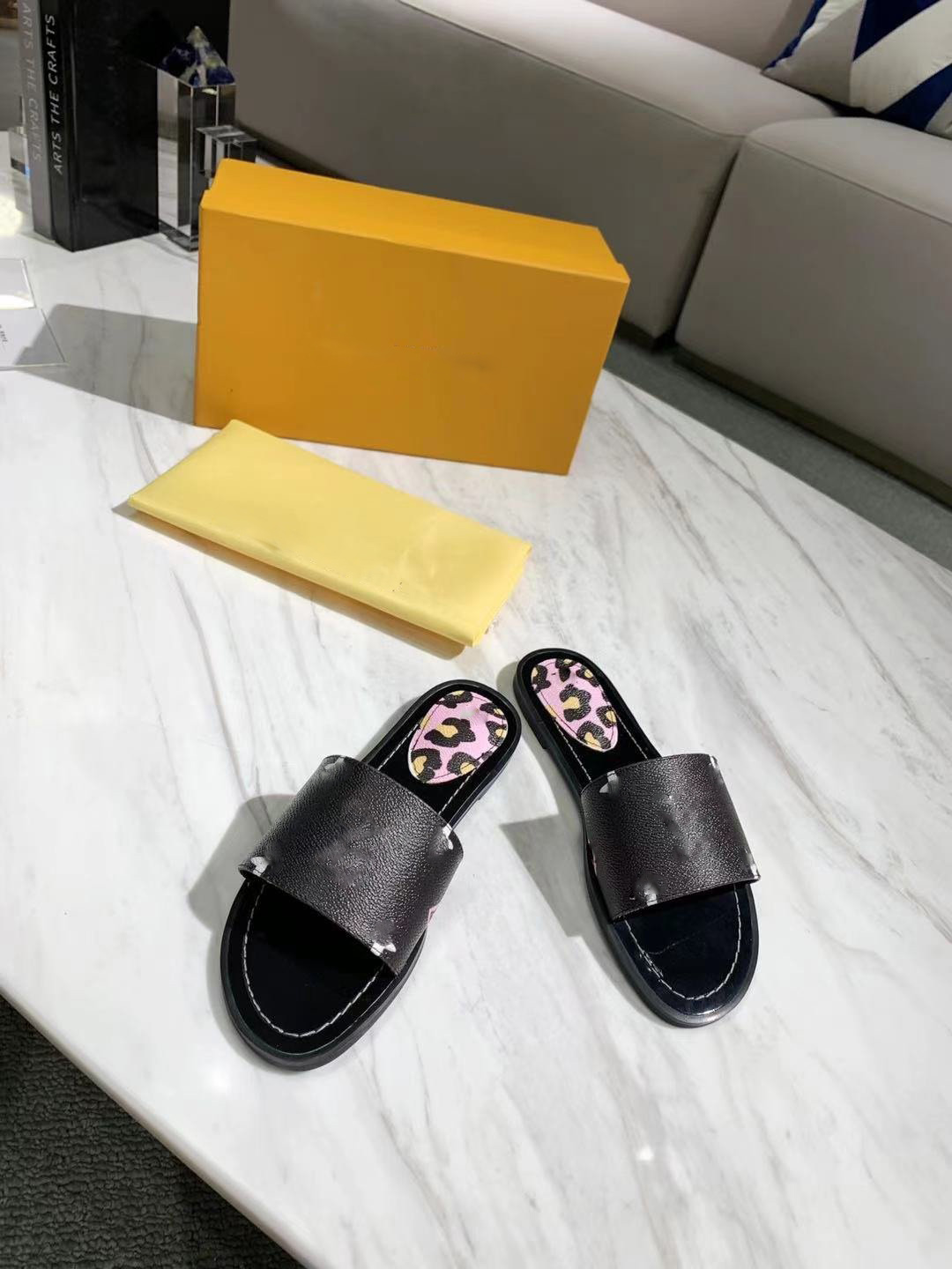 ESCALE LOCK IT FLAT MULE 1A9440 Summer 2022 Women Designer Colorful Patent Tie Dye Canvas Padded Heel Leather Outsole Slippers, 39*42*8cm
ESCALE LOCK IT FLAT MULE 1A9440 Summer 2022 Women Designer Colorful Patent Tie Dye Canvas Padded Heel Leather Outsole Slippers, 39*42*8cm